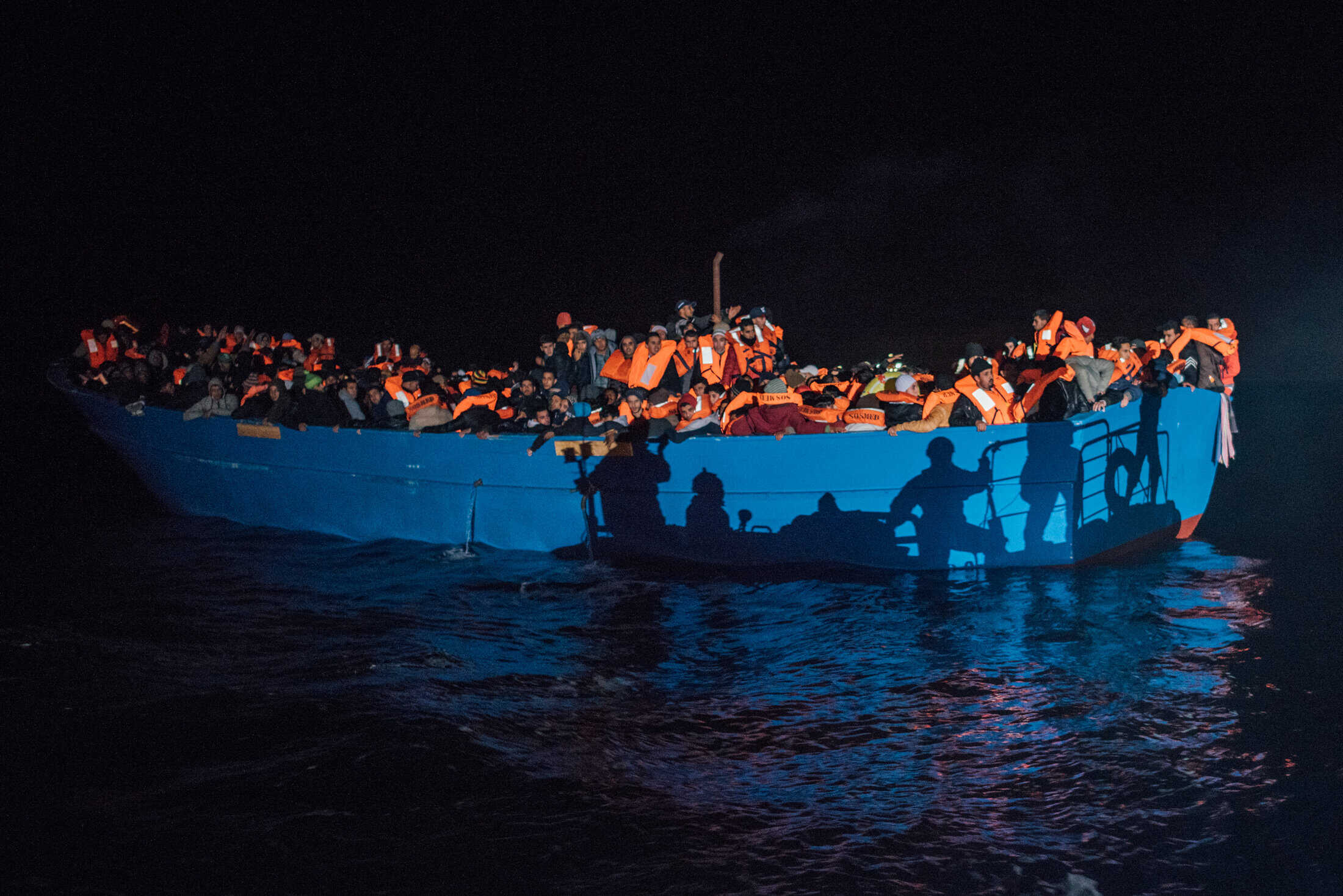 Salvataggio di 900 persone da 3 imbarcazioni con una operazione di soccorso durata 12 ore