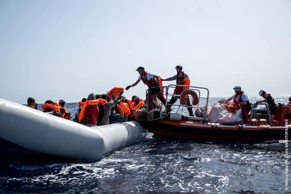 THE TIMES – Il reportage di Tom Kington – Rescuers risk their lives pulling migrants from sinking dinghies