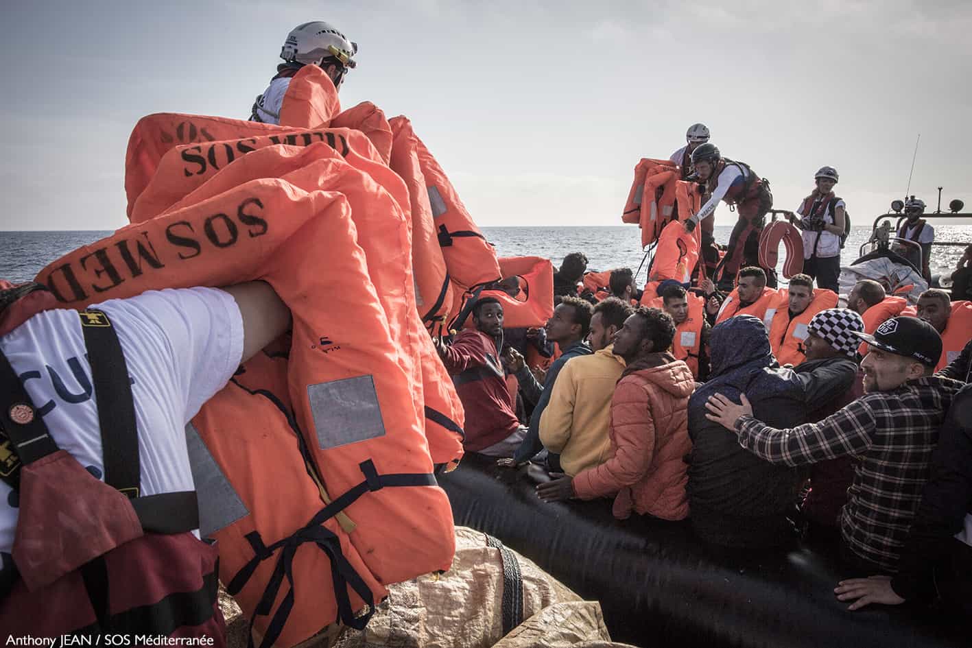 SOS MEDITERRANEE soccorre 73 persone da un’imbarcazione sovraccarica