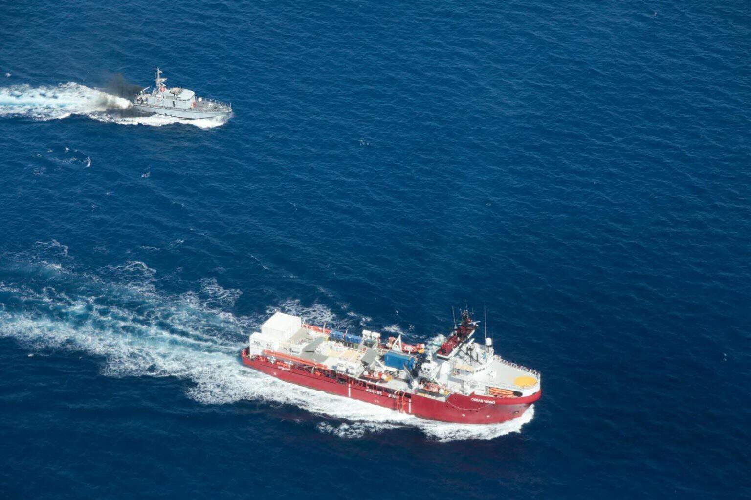 Guardia costiera libica spara e mette in pericolo equipaggio e naufraghi. Ferma condanna di SOS MEDITERRANEE.