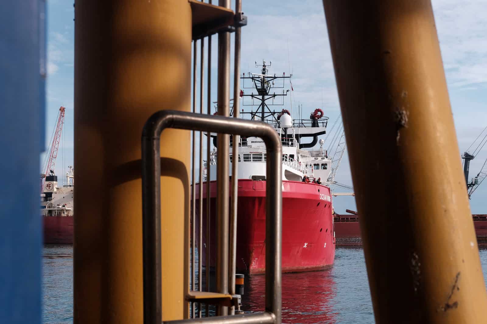 L’anno finisce com’è iniziato, ostacolando chi salva: Ocean Viking fermata a Bari